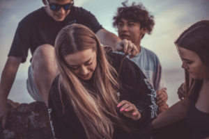 Photo of teens sitting outside on the beach. Are you struggling with the challenges that come with being a teenager? Meet with a teen therapist to begin teen therapy in Marin County, CA. Click here to learn more!