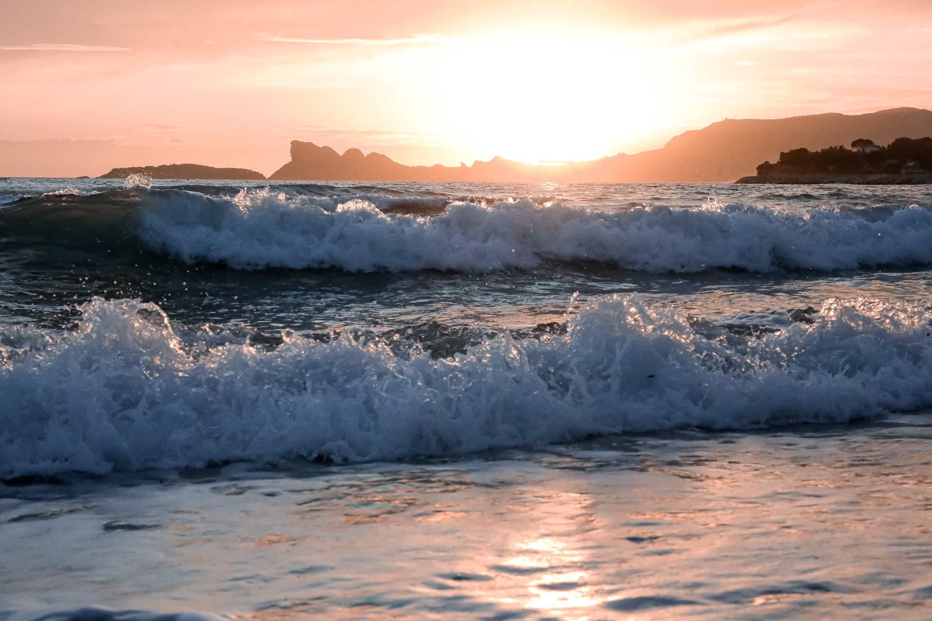Photo of waves crashing on the beach during sunset. Have your anxiety symptoms taken over your life? Learn how anxiety therapy in San Francisco, CA can help you learn the coping skills to manage your anxiety symptoms.